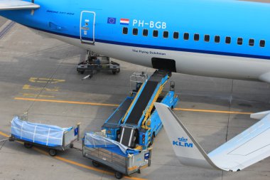 Mart 24th amsterdam schiphol Havaalanı Bagaj bir hava için yükleme