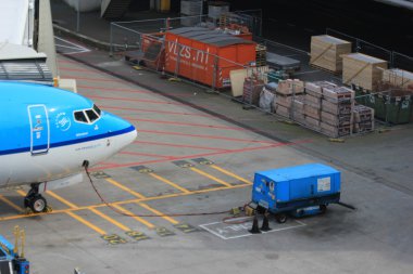 Mart 24th amsterdam schiphol Havaalanı Uçak g bekliyor