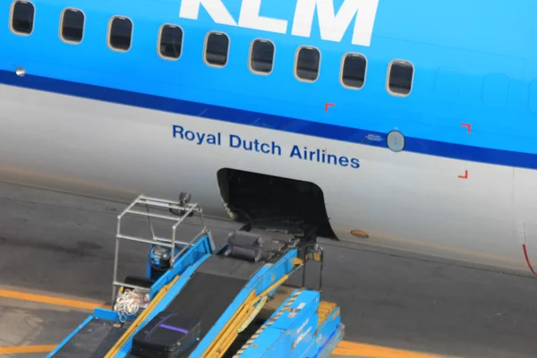March, 24th Amsterdam Schiphol Airport loading baggage to an air — Stock Photo, Image