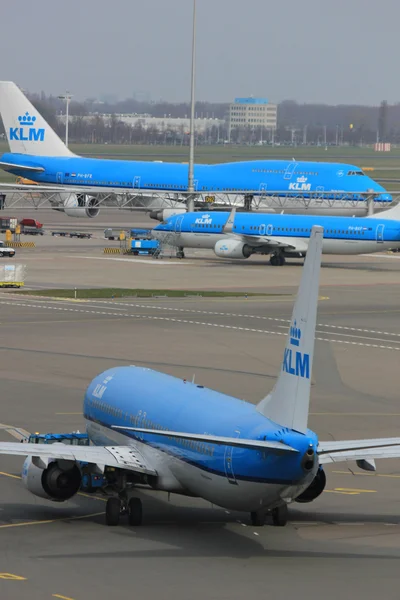 3 月，第 24 阿姆斯特丹史基浦机场飞机从门出发 — 图库照片