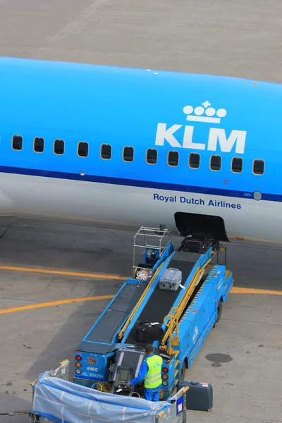 Μάρτιος, 24 αεροδρόμιο schiphol του Άμστερνταμ φόρτωσης αποσκευών σε έναν αέρα — Φωτογραφία Αρχείου