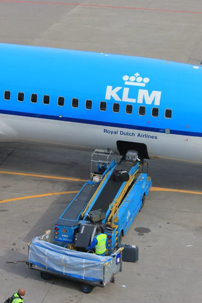 3 月，第 24 阿姆斯特丹史基浦机场装载行李到空气 — 图库照片