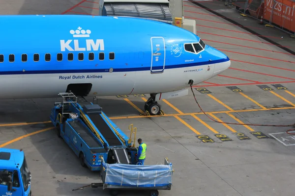 Marca, 24 na amsterdamskie lotnisko schiphol załadunek bagażu do powietrza — Zdjęcie stockowe