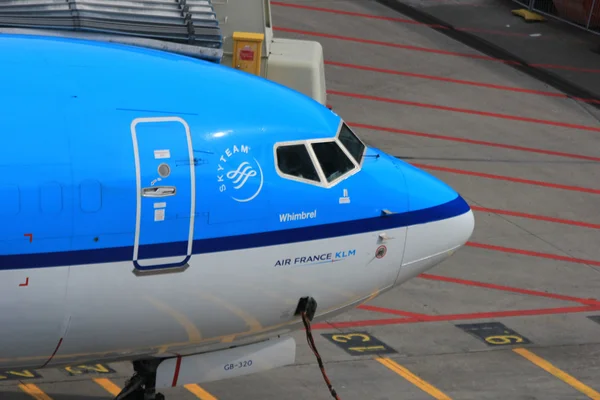 Березень 24 амстердамського аеропорту літак без черг на на г — стокове фото