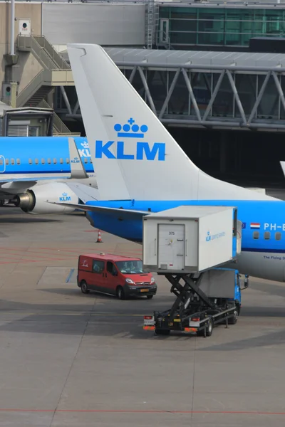 24 марта аэропорт Амстердама Схипхол загружает багаж в самолет — стоковое фото