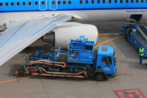 Március 24-én Amsterdam Schiphol repülőtér tankolás egy repülőgép — Stock Fotó