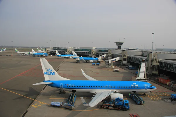 24 de marzo Amsterdam Schiphol Aeropuerto avión esperando en el g —  Fotos de Stock