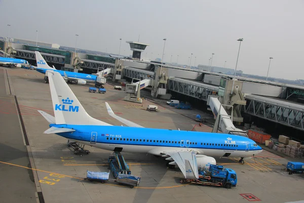 Março, 24th Amsterdam Schiphol Aeroporto avião à espera no g — Fotografia de Stock