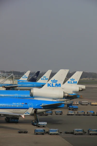 Μαρτίου, 24 αεροδρόμιο schiphol του Άμστερνταμ αεροπλάνα στην πύλη, ουρανός — Φωτογραφία Αρχείου