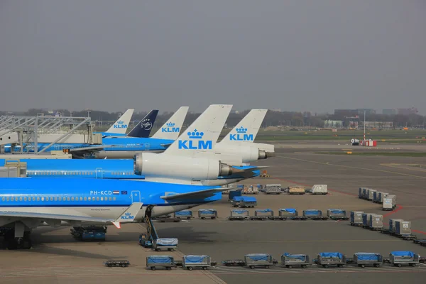Březen, 24 letiště amsterdam schiphol v Nizozemsku, platforma — Stock fotografie