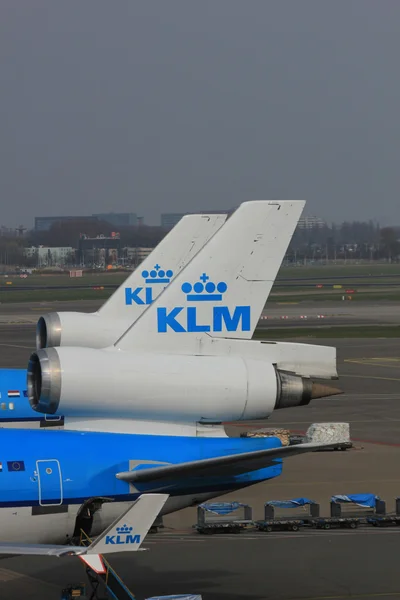 March, 24th Amsterdam Schiphol Airport airplanes waiting on the — Stock Photo, Image