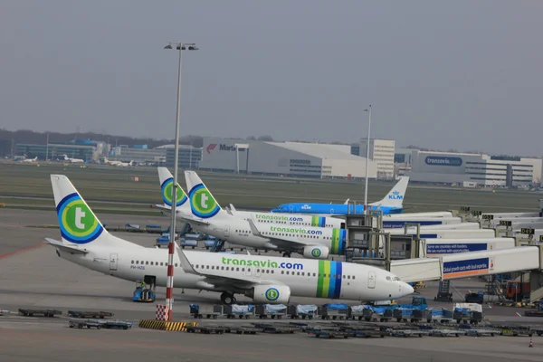 24 de marzo Amsterdam Schiphol Aeropuerto aviones esperando en el —  Fotos de Stock