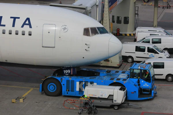 Március, 24 Amsterdam Schiphol repülőtér repülőgép tolta vissza a ga — Stock Fotó