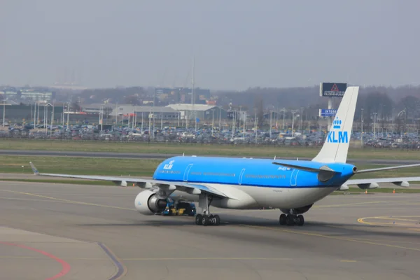 3 月，第 24 阿姆斯特丹史基浦机场飞机推回从 ga — 图库照片