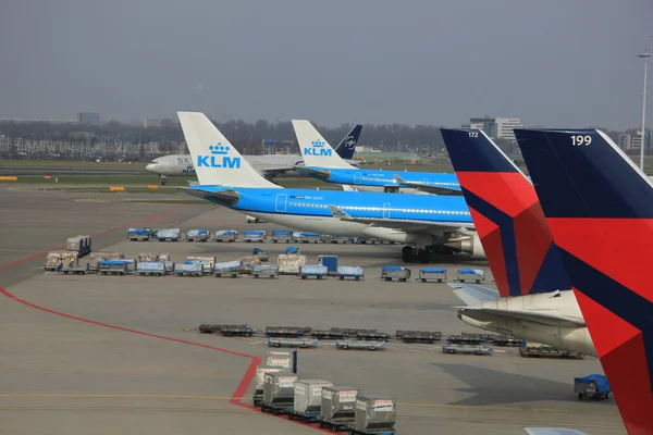 Março, 24th Amsterdam Schiphol Aeroporto aviões à espera no — Fotografia de Stock