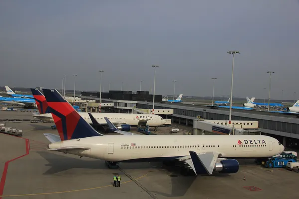 Março, 24th Amsterdam Schiphol Aeroporto aviões à espera no — Fotografia de Stock