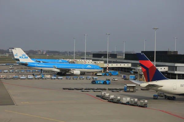Maart, 24e amsterdam schiphol airport vliegtuigen te wachten op de — Stockfoto