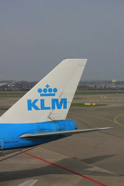 24 mars Avion de l'aéroport d'Amsterdam Schiphol en attente sur la g — Photo
