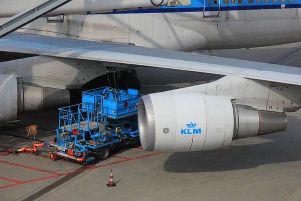 3 月、第 24 アムステルダム ・ スキポール空港航空機の燃料補給 — ストック写真