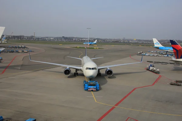 Março, 24th Amsterdam Schiphol Aeroporto avião empurrado para trás a partir de ga — Fotografia de Stock