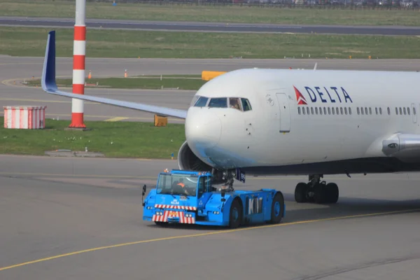 24 марта самолет аэропорта Амстердама Схипхол оттеснил самолет — стоковое фото