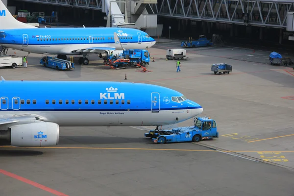24 de marzo Amsterdam Schiphol Airport Avión empujado hacia atrás desde ga — Foto de Stock