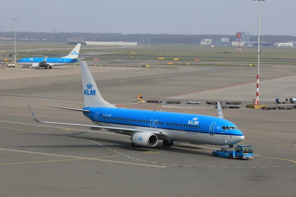3 월, 24 일 암스테르담 스키폴 공항 비행기를 다시 밀어 조지아에서 — 스톡 사진