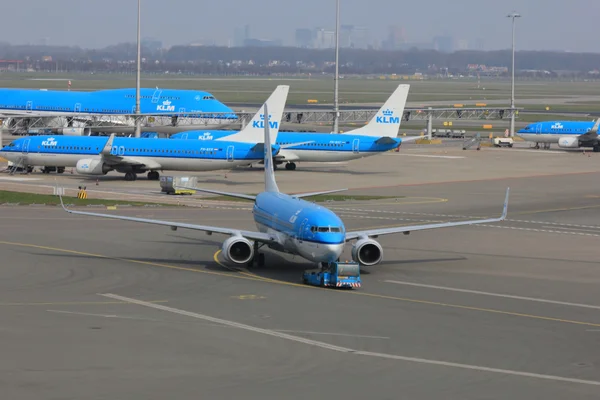 24 марта самолет аэропорта Амстердама Схипхол оттеснил самолет — стоковое фото