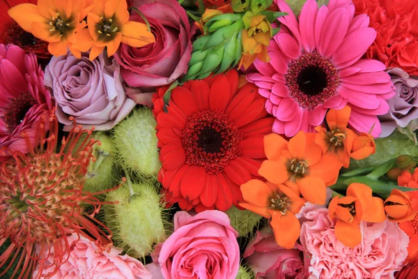 Rote, rosa und orangefarbene Blumenarrangements — Stockfoto
