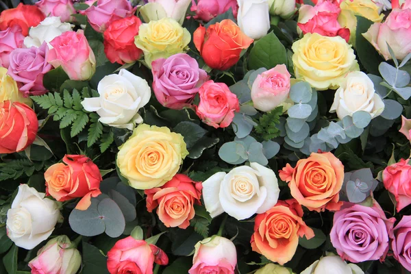 Růže kytice v jasných barvách — Stock fotografie