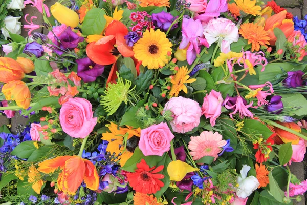 Buquê de primavera em cores brilhantes — Fotografia de Stock
