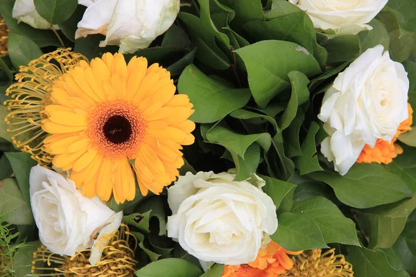 Gelbe und weiße Blumenarrangements — Stockfoto