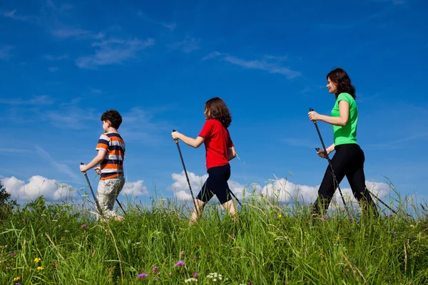 Caminhada nórdica - família ativa ao ar livre — Fotografia de Stock
