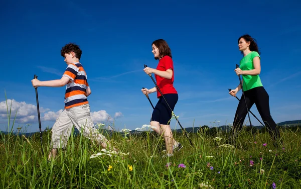 Caminhada nórdica - família ativa ao ar livre — Fotografia de Stock