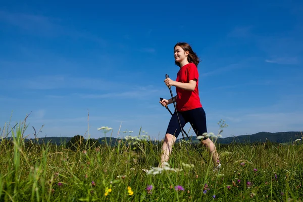 Nordic walking - активная девушка на открытом воздухе — стоковое фото