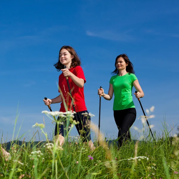 Familia activa - madre e hija al aire libre — Foto de Stock