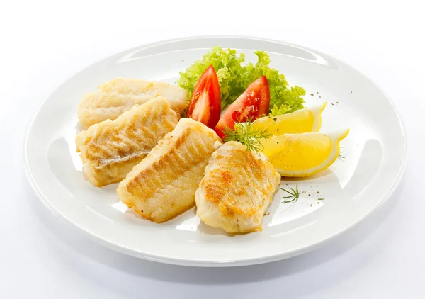 Filete de pescado frito y verduras — Foto de Stock