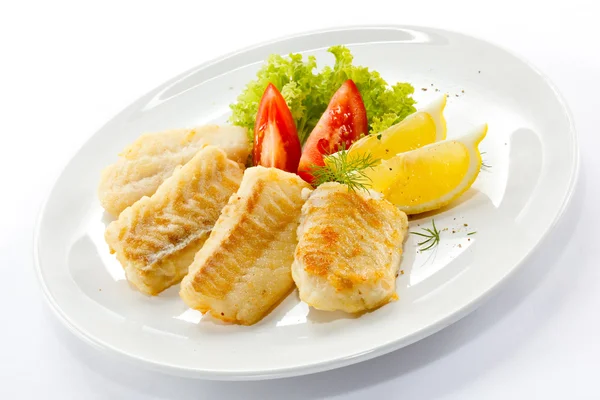 Filet de poisson frit et légumes — Photo