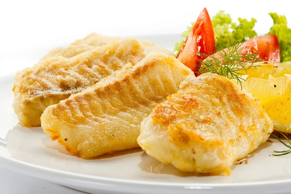 Filete de pescado frito y verduras — Foto de Stock