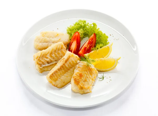 Kızarmış Balık filetosu ve sebze — Stok fotoğraf