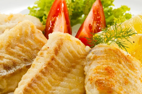 Filetto di pesce fritto e verdure — Foto Stock