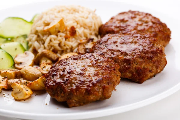 Smažené steaky s rýží a zeleninový salát — Stock fotografie