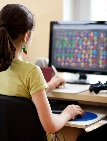 Κορίτσι που χρησιμοποιεί υπολογιστή — Φωτογραφία Αρχείου