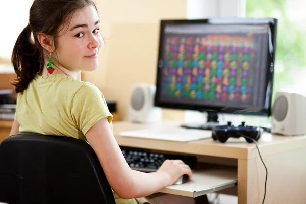 Дівчина за допомогою комп'ютера — стокове фото