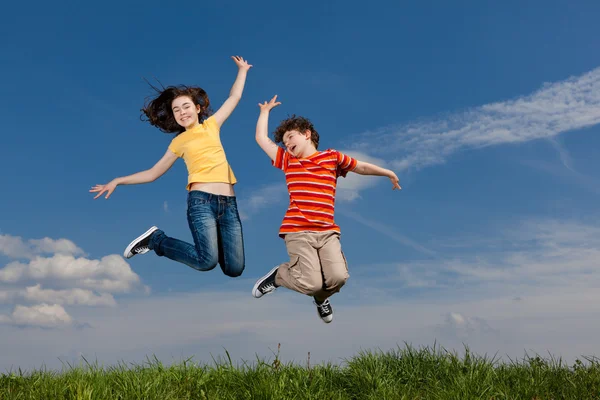 Κορίτσι και αγόρι, τρέξιμο, άλμα εξωτερική — Φωτογραφία Αρχείου