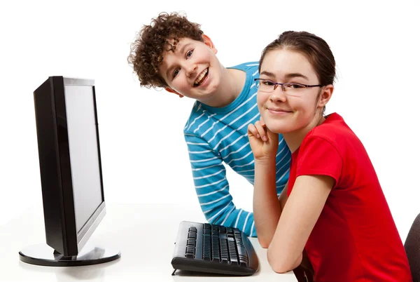 Σπουδαστές που χρησιμοποιούν υπολογιστή που απομονώνονται σε λευκό — Φωτογραφία Αρχείου