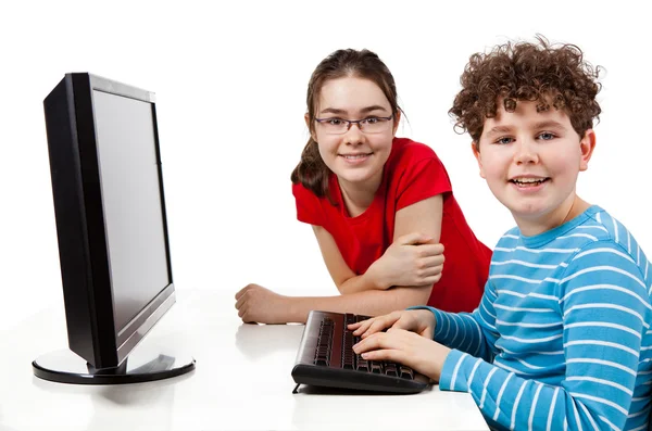 Студенты, использующие компьютер, изолированный на белом — стоковое фото