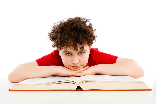 Мальчик чтение книги изолированы на белом фоне — стоковое фото