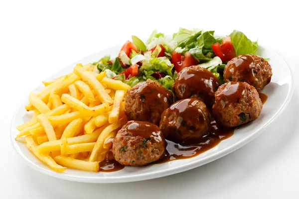 Roasted meatballs, French fries and vegetable salad — Stock Photo, Image
