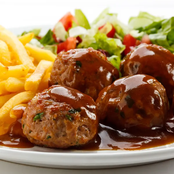 Roasted meatballs, French fries and vegetable salad — Stock Photo, Image